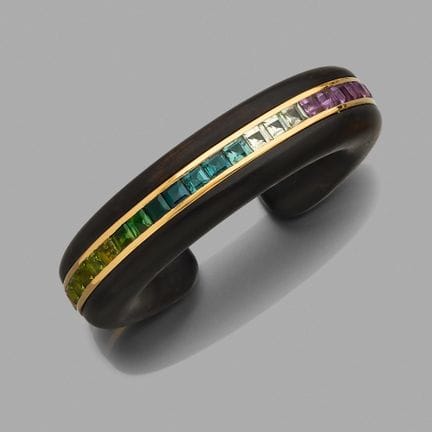 Bracelet torque 
en bois précieux orné d'une ligne