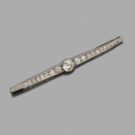 Broche-barrette 
en platine, ornée d'un diamant ro