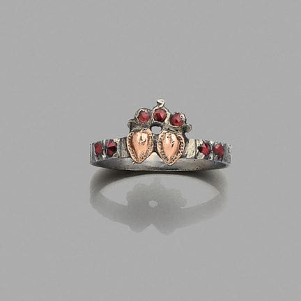Bague 
en argent, dite "à la Duchesse Anne" ornée 