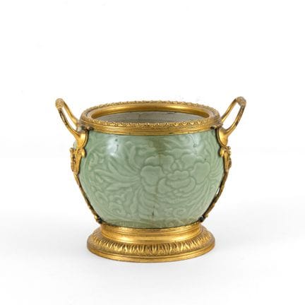 Copri-vaso
in porcellana verde celadon con decoraz