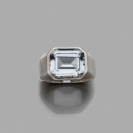 Chevalière 
en argent, ornée d'un spinelle bleu sy