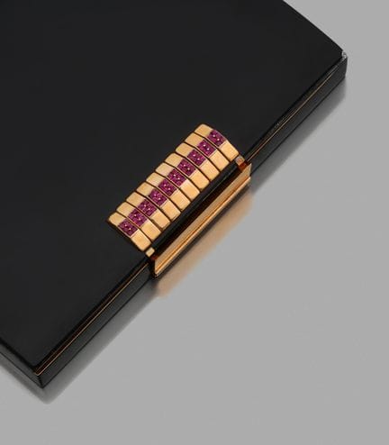 VAN CLEEF & ARPELS 
Minaudière en métal et laque n