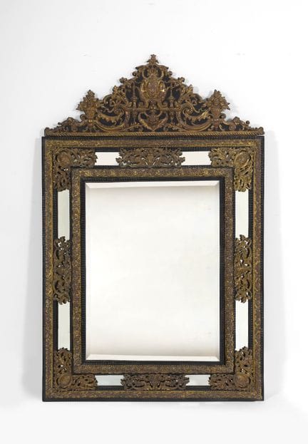 Specchio 
con frontone e doppia cornice in legno p