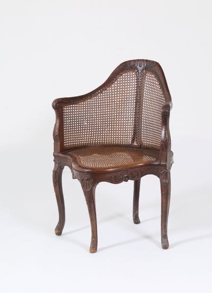 Poltrona da ufficio 
dalla forma sinuosa, in legno