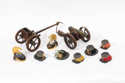Raro insieme di otto copricapi in miniatura risale