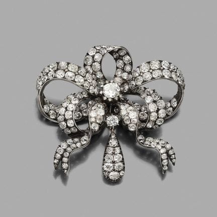 Broche 
en argent et en or 18K (750) formant un nœ