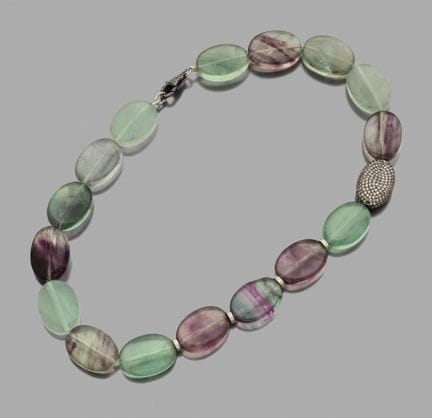 Collana 
con ciottoli di fluorite verde e viola, i