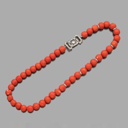 Collana 
con perle di corallo impreziosita da anel