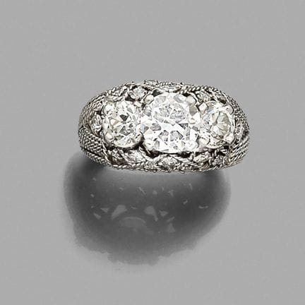 Anello a cupola 
in platino, con un diamante roton