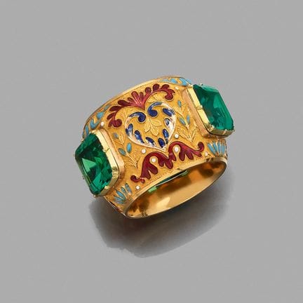 Large bague 
en or 18K (750), ornée de 3 pâtes de 