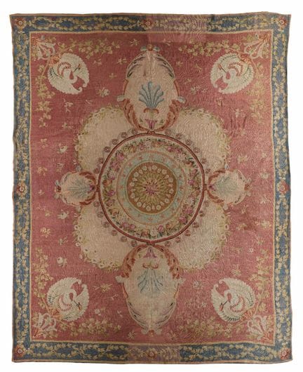 Grande tappeto di Aubusson
con fondo color vino e 