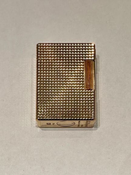 ST DUPONT PARIS  
Accendino in metallo dorato con 
