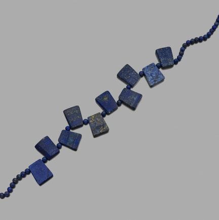 Collana 
composta da 10 motivi quadrangolari in so