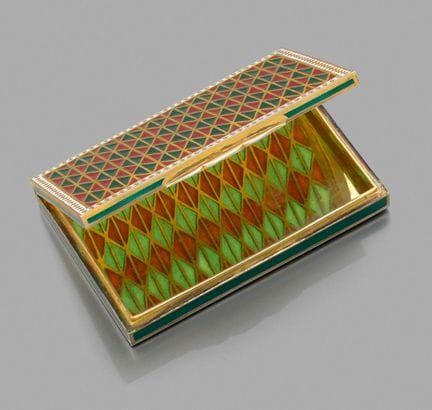 Scatola 
in argento dorato, con il coperchio decor