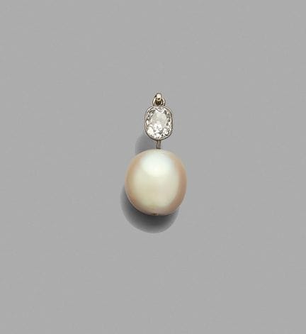 Pendentif 
en or gris 18K (750), orné d'un diamant