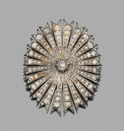Pendentif 
en argent dessinant un motif rayonnant 