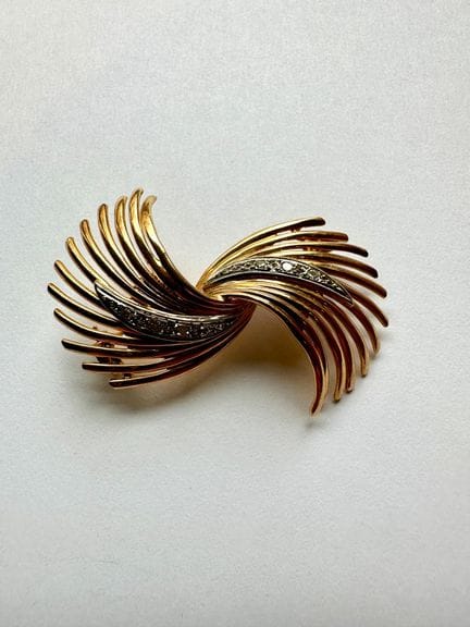 Broche 
en fils d'or 18K (750), sertie de diamants