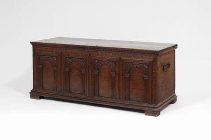 Cassa 
in legno naturale decorata con arcate e rec