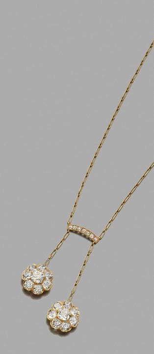 Collier négligé 
en or 18K (750), orné de deux fle