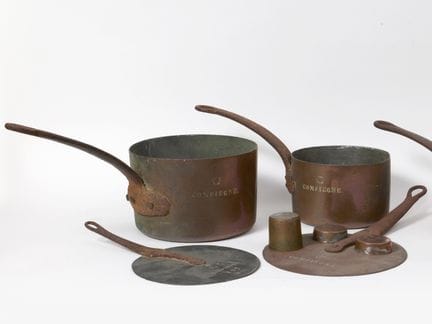 Raro set di pentole proveniente dal castello di Co