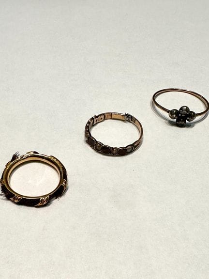 Lot de bagues : 
la première en or 18K (750) ornée