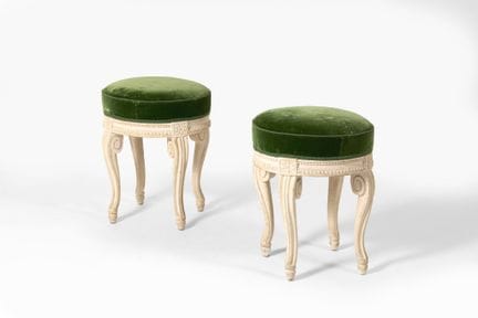 Coppia di sgabelli 
in legno laccato color crema. 