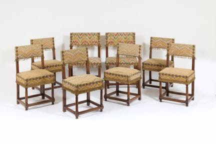 Set composto da:
A. Sei sedie in legno naturale co