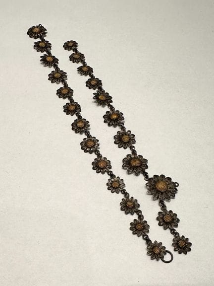 Collana 
realizzata con fili d'argento che formano