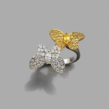 Bague 
en or gris 18K (750) dessinant 2 papillons,