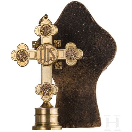 Un crocifisso in argento dorato con astuccio, XIX 