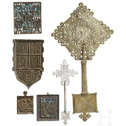 Quatre icônes en laiton et deux croix coptes, Russ