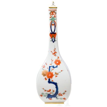 Una bottiglia da sake in porcellana in stile giapp