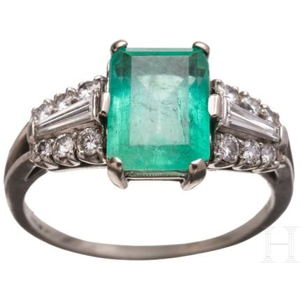 Anello in platino con smeraldo incastonato e diama