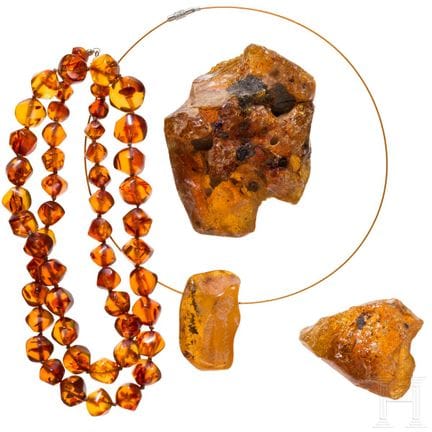 Una collana di ambra, un ciondolo di ambra e due p