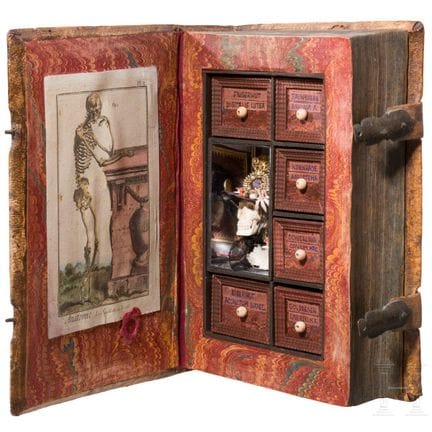 Armario de venenos con forma de libro y una miniat