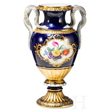 Jarrón de porcelana con asas en forma de serpiente