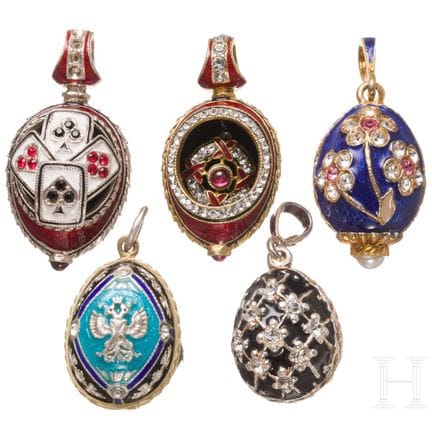 Cinq pendentifs russes en forme d'œuf, en argent d