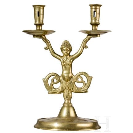 Un candelabro figurativo in ottone in stile rinasc