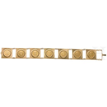 Un bracciale in oro 18 carati con sette monete "Ca