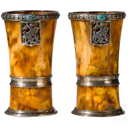 Deux gobelets en ambre montés d'argent représentan