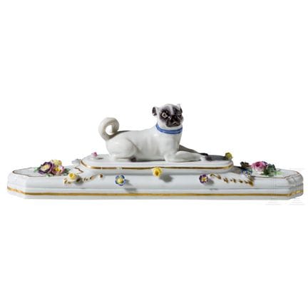 Un pisapapeles de porcelana con un perro carlino, 