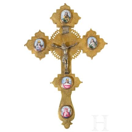 Un crucifix en laiton orné d’icônes en finift, Rus
