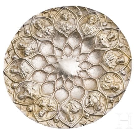 Un grande piatto in argento dorato raffigurante i 