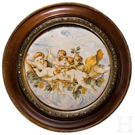 Piatto circolare in maiolica di Castelli con corni