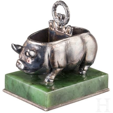Un pot à épices (salière) en argent en forme de co