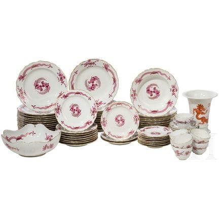 64 piezas de porcelana «Violet Dragon» y un jarrón