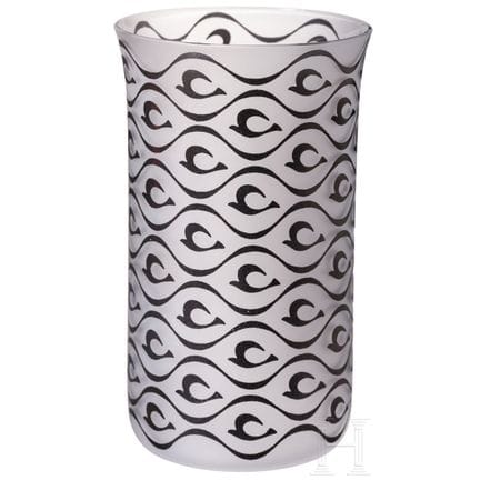 Un minuscolo vaso di vetro, probabilmente Loetz Ww