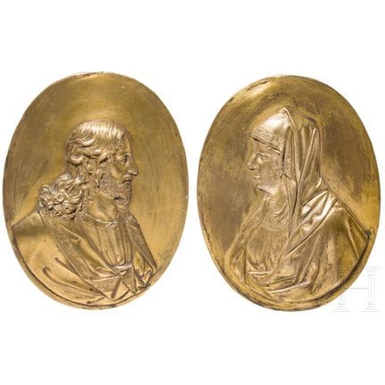 Coppia di grandi targhe in bronzo dorato raffigura