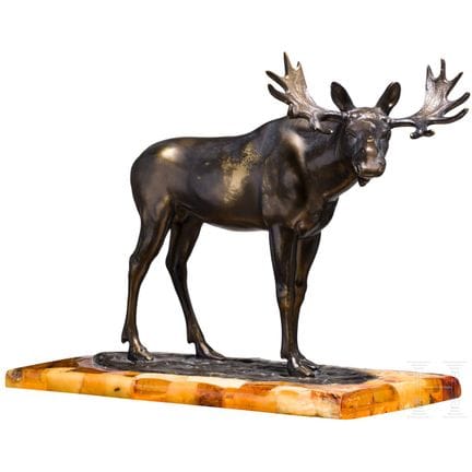 Una figura di alce in bronzo su un supporto in leg