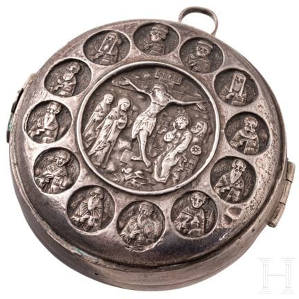 Une panagia russe en argent  
Argent. L'une des fa